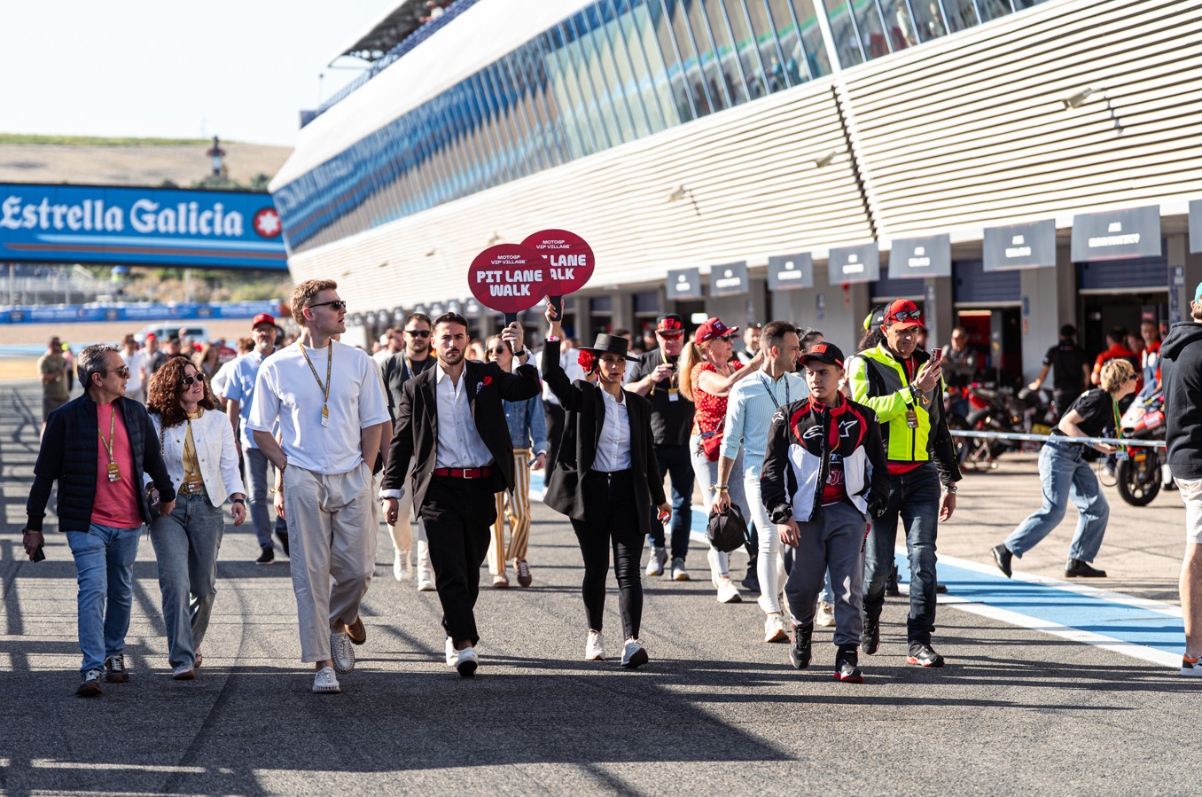 Paseo guiado por el Pit Walk durante el día VIP Village
